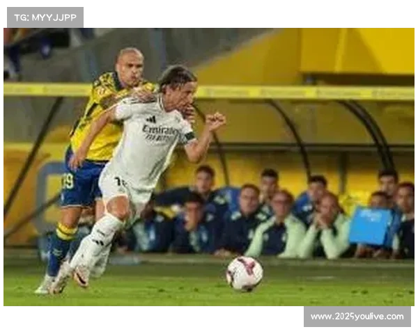 维尼修斯破105天球荒后亲吻队徽，皇马边锋用世界波回击主场嘘声