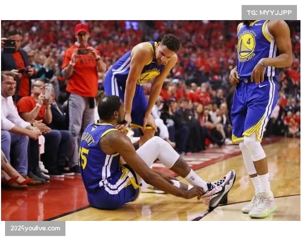 特写：跟腱伤势康复后，杜兰特在凤凰城的训练馆加练至深夜